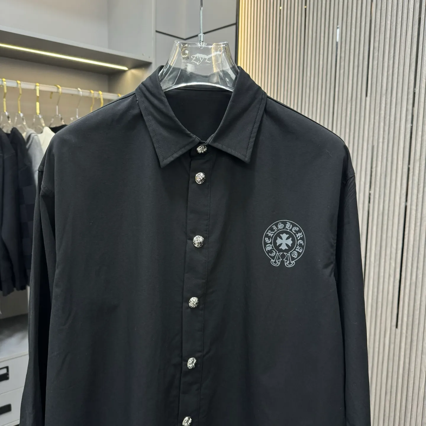 🅿️310 new arrival🆕 CH Croix heart horseshoe printing technology with hardware fasteners｜Lapel mid-length shirt jacket with horseshoe logo; letter logo buttons on the upper body, the effect is straight and stylish; cufflinks are all cross buttons, with hemming treatment on the inside; noteworthy details are included, the square mark on the hem must be a three-line motorcycle, not sewn by a flat machine. One piece is overweight, this quality is only available in red Color: Black White Size: S-xxl